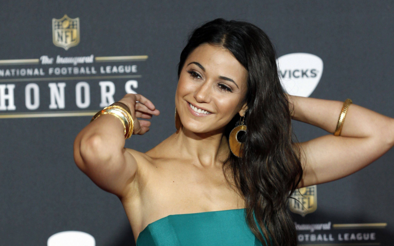 emmanuelle-chriqui-super-bowl-party-2016